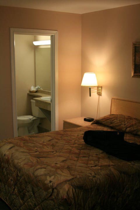 Bett und Badeingang Hotel Canadas Best Value Inn