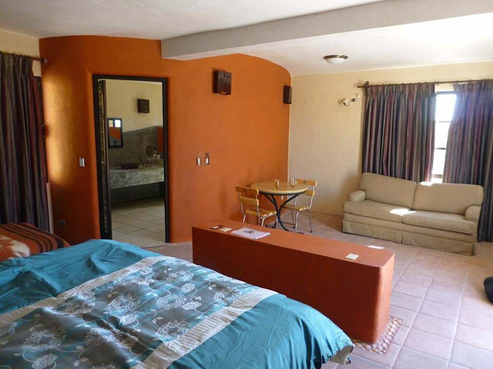 Wohnzimmer mit Durchgang zum Bad Hotel Villas Mar y Arena