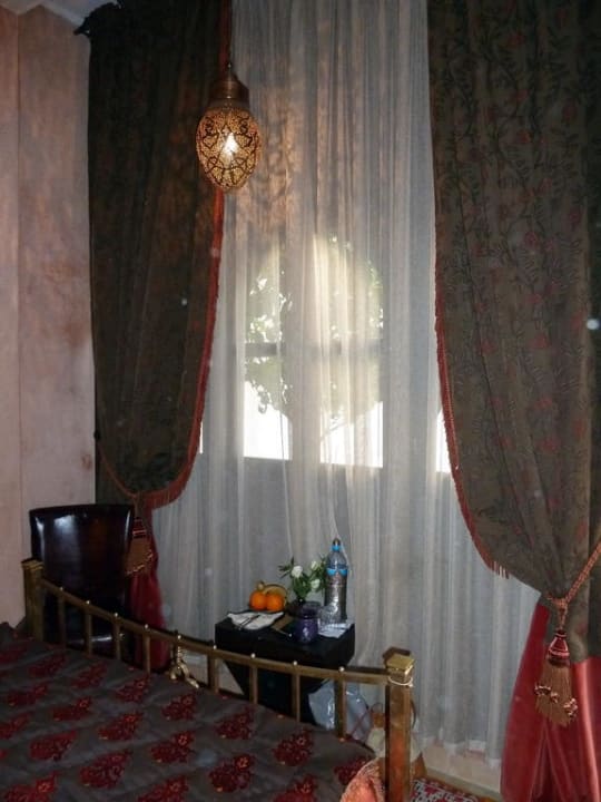 Fenster im Fleur d´Orange mit Blick auf den Pool Riad Kheirredine