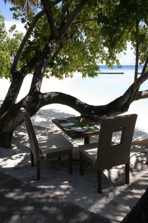 Einer von den Strandtischen des Manta Restaurants Constance Moofushi Maldives