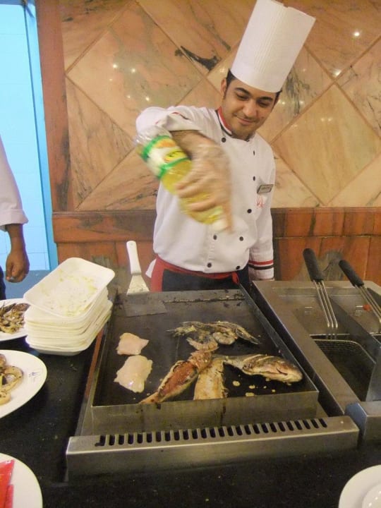 Ausgewählter Fisch wird für jeden frisch gegrillt Three Corners Happy Life Beach Resort