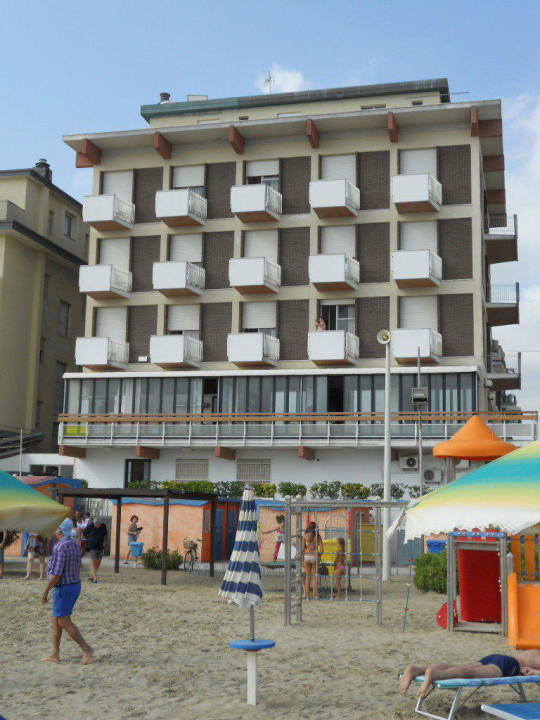 Hotel visto dalla spiaggia Hotel Suprem