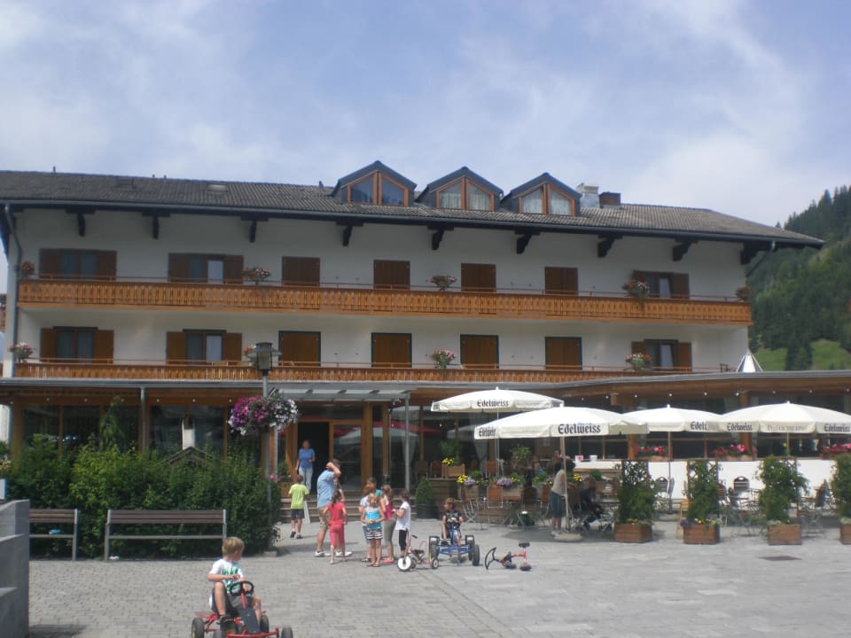 Hauptplatz und Haupthaus Gut Wenghof - Family Resort