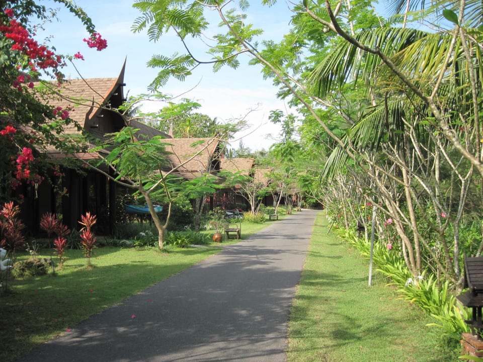 Weg zum Restaurant und Lobby Hotel Takolaburi Khao Lak