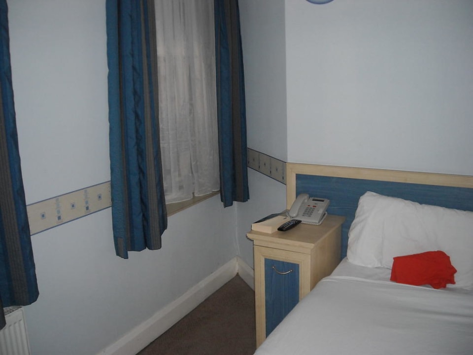 Fenster, Schränkchen, Bett Hotel St.Georgio