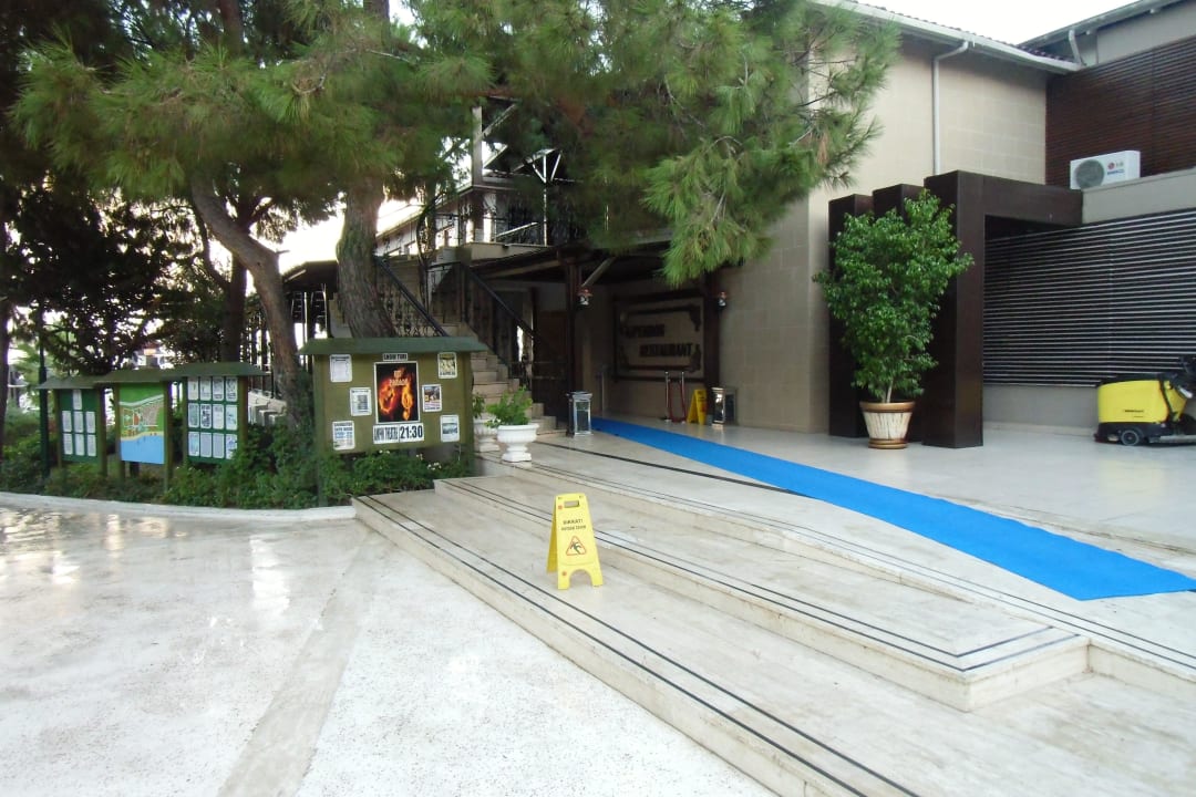 Eingang Aspendos Restaurant Crystal Flora Pearl Collection