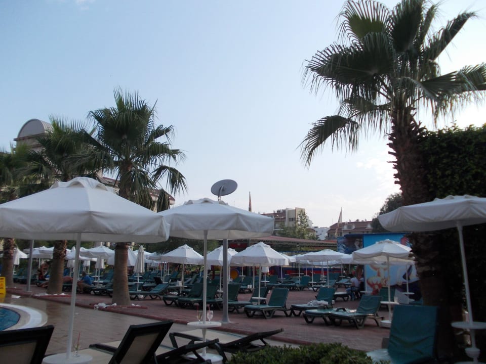 Liegen an der Poolanlage  Hane Family Resort