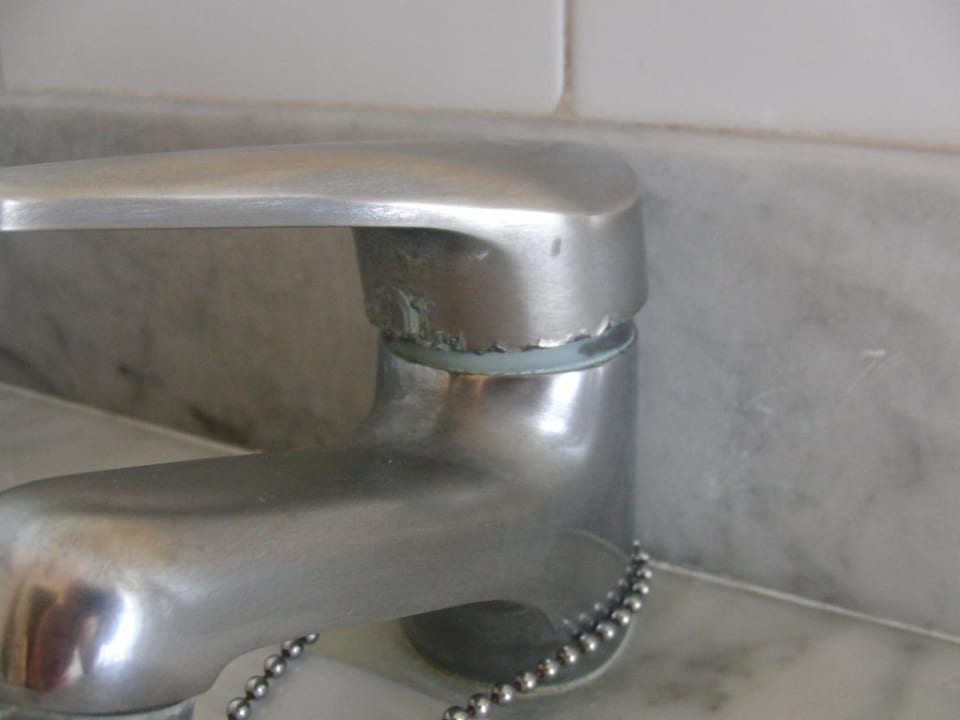 Der Wasserhahn hat die besten Jahre hinter sich! allsun Hotel Esplendido