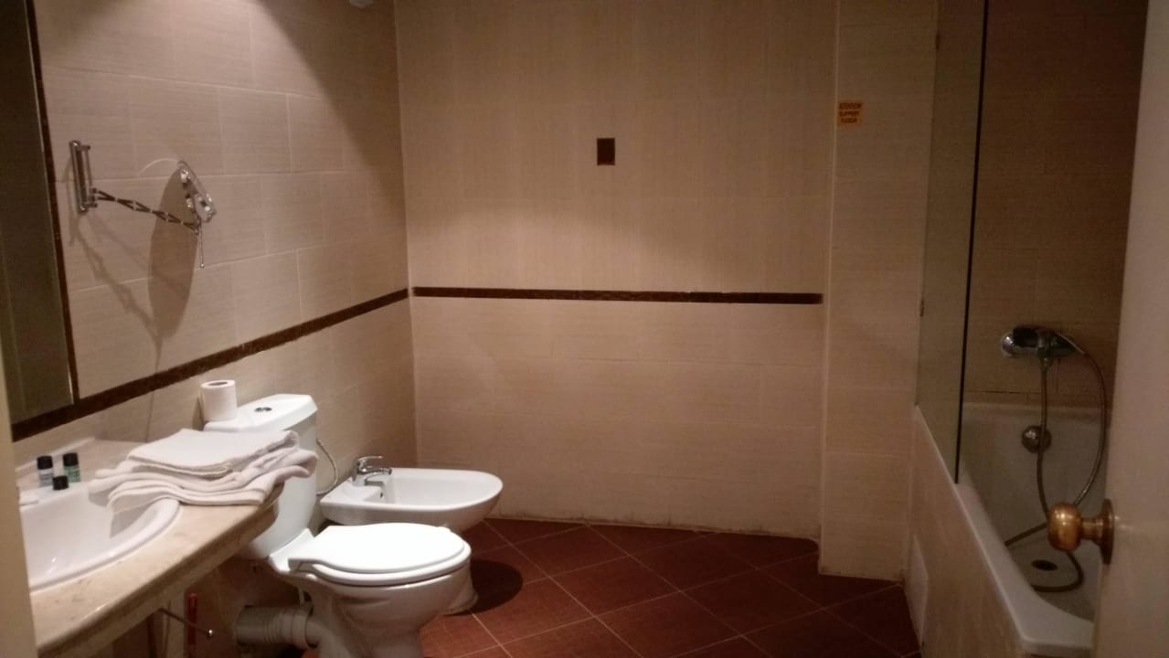 Bad, schön groß Imperial Palace Hotel