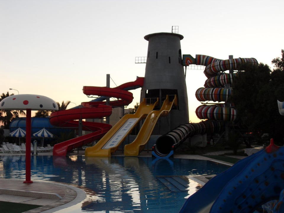 Pool mit 5 Rutschen Eden Club