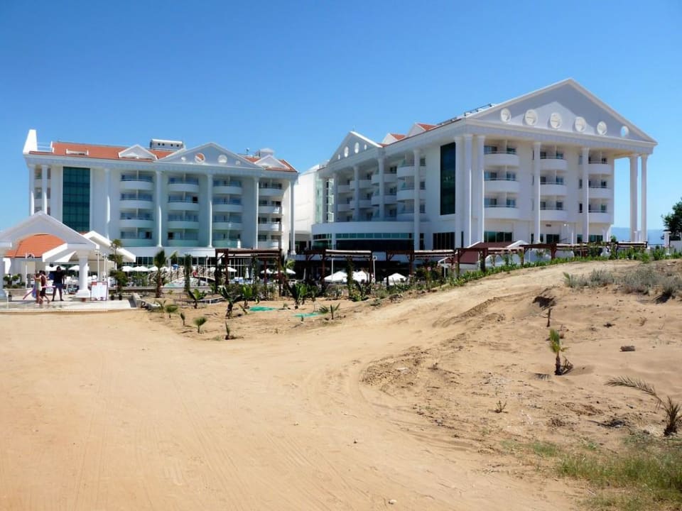 Schneeweißes Hotel erhebt sich aus gelben Dünen Roma Beach Resort & Spa 16+ Adult Only