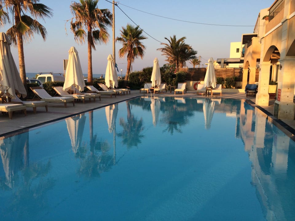 Großer 1,40m tiefer Hauptpool Grecotel Plaza Beach House