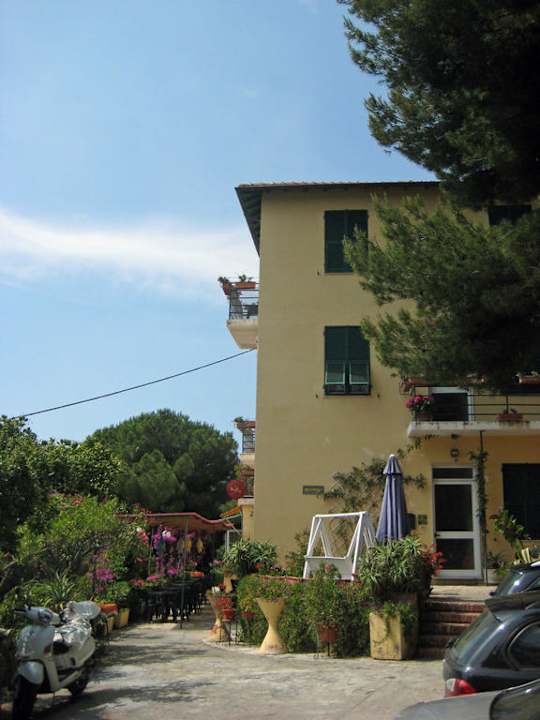 Blick aufs Hotel vom Parkplatz Hotel Locanda Dei Fiori