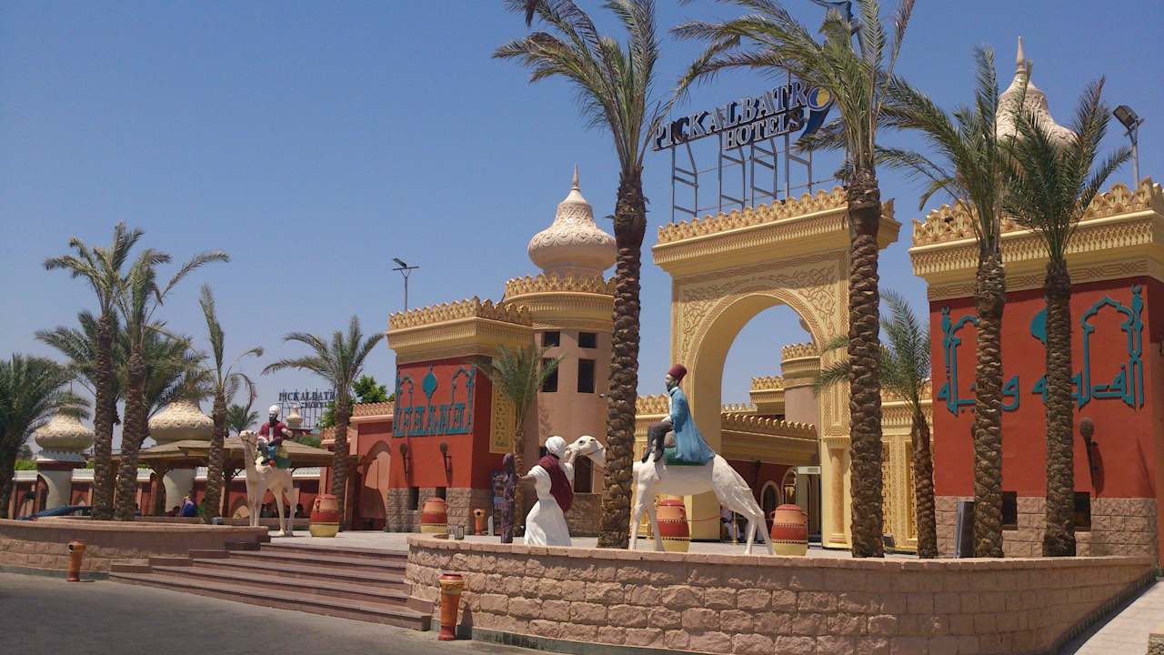 Przed hotelem Pickalbatros Alf Leila Wa Leila Resort - Neverland Hurghada