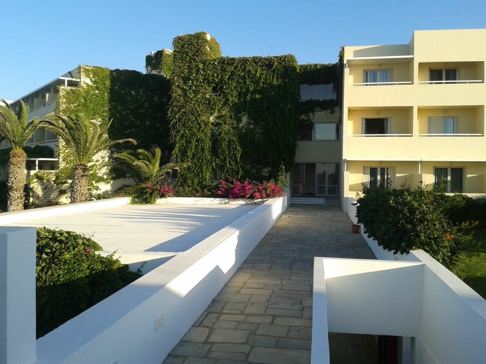 Gang von Bungalows zum Hotel Lyttos Beach Hotel