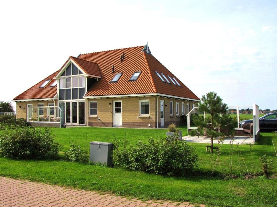 Gevelbeeld, tuin en terrasssen. Met vrij uitzicht  Weidevilla 13