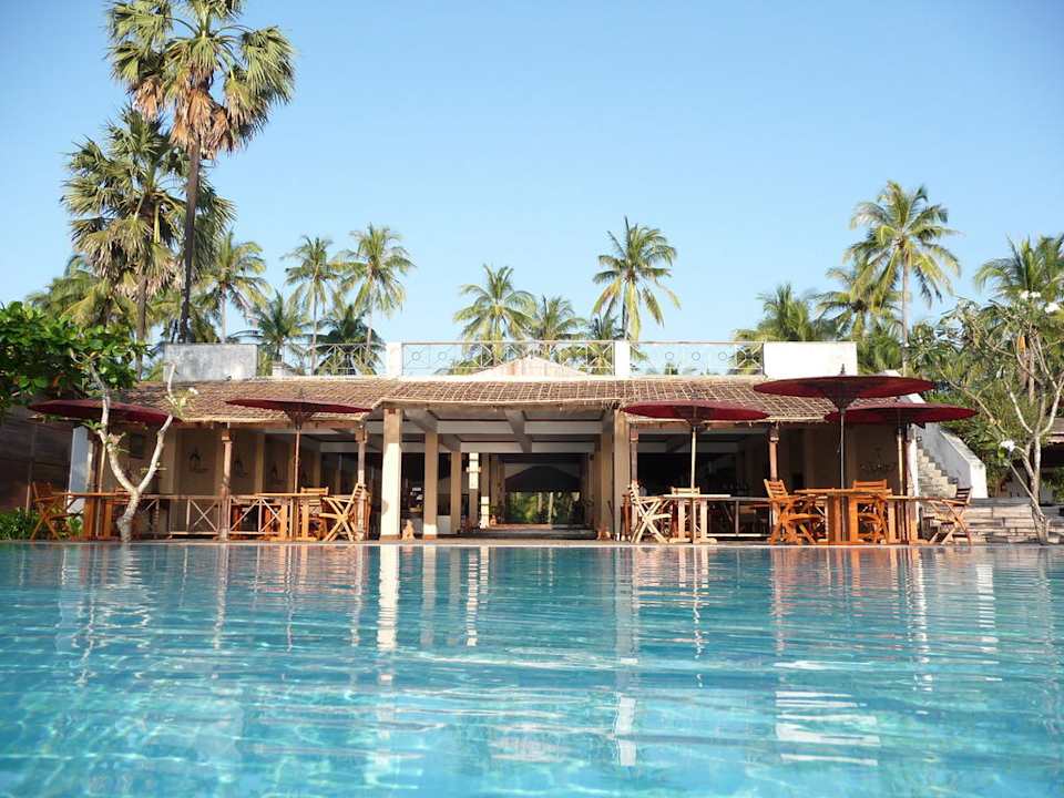 Blick aufs Restaurant/Lobby vom Pool Hotel Palm Beach Resort