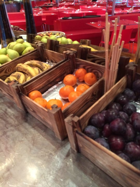 Obst wie im Supermarkt: Jeder packt mal an Hotel SU & Aqualand