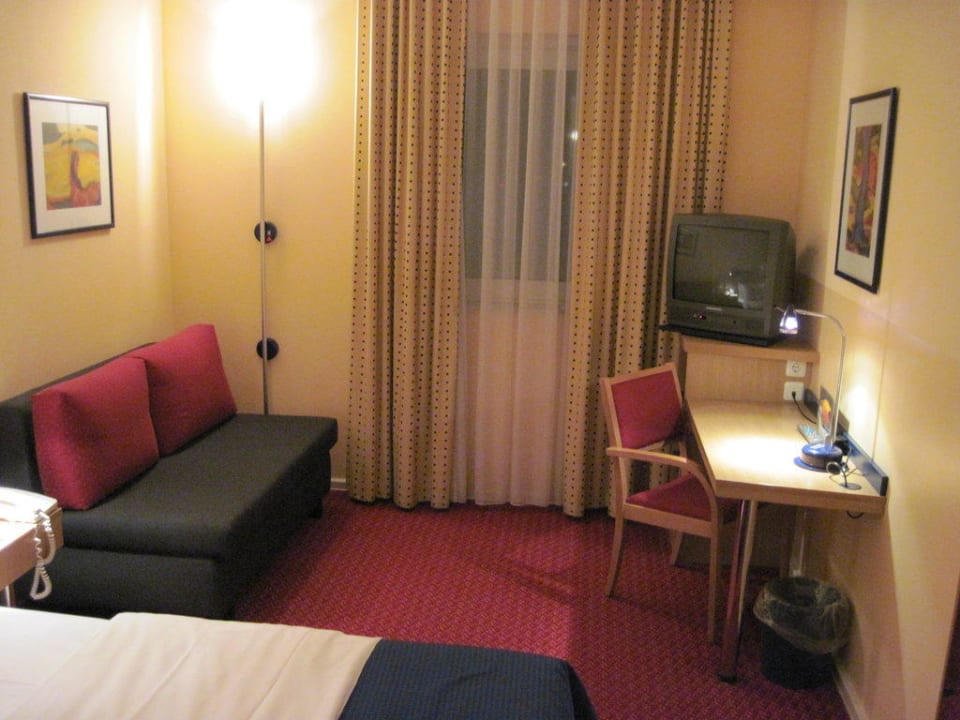 Blick ins Zimmer Holiday Inn Express Frankfurt - Airport