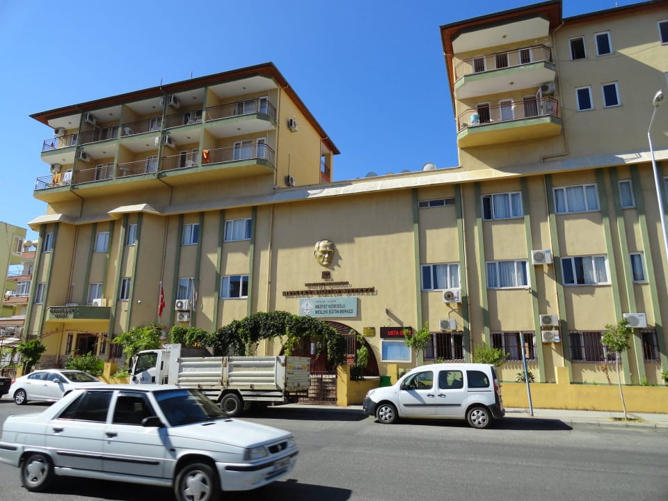 Po drugiej stronie hotelu Atlas Enki Hotel