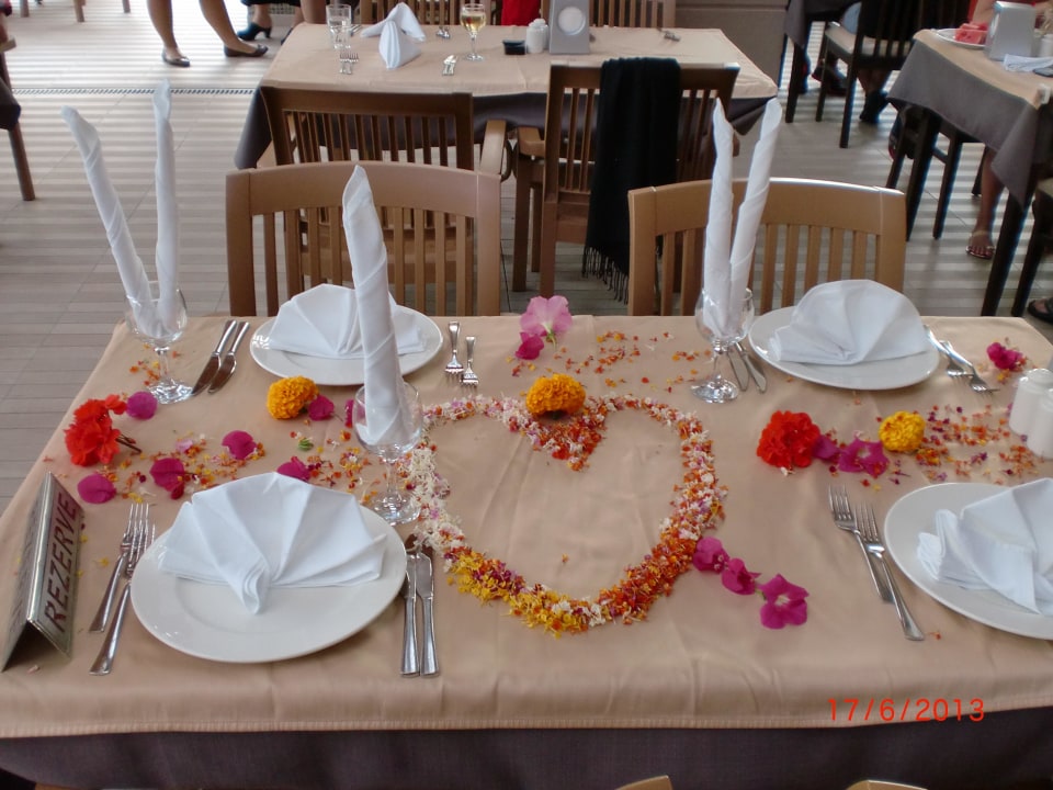 Tischdeko für einen romantischen Anlass Dizalya Palm Garden