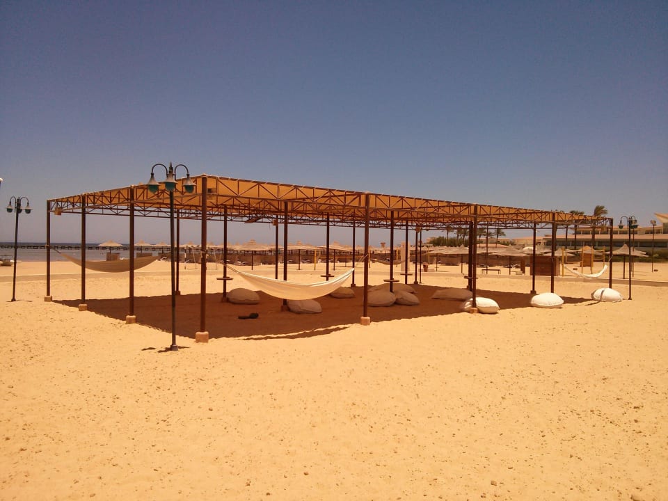 Sonnenschutz am Strand Cleopatra Luxury Resort Makadi Bay