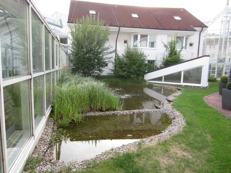 Teichanlage im Innenhof  Leonardo Hotel Hamburg Airport