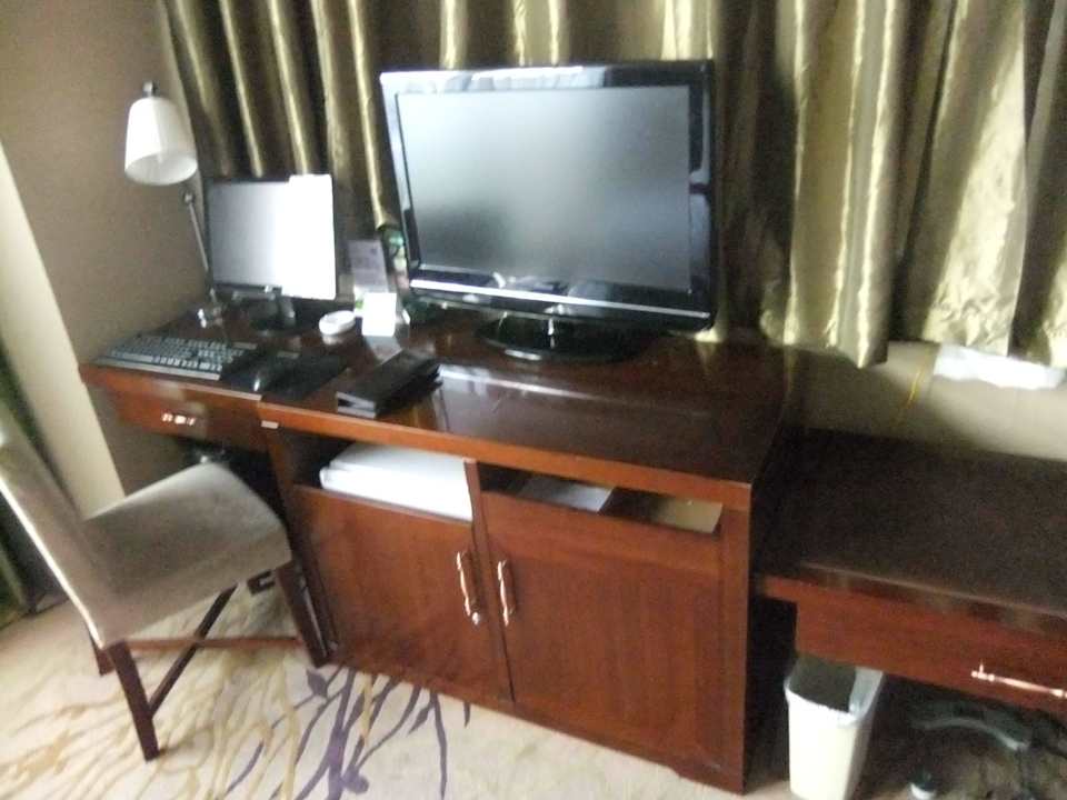 TV und Schreibtisch Qingdao Kunlun Heyue Resort Hotel