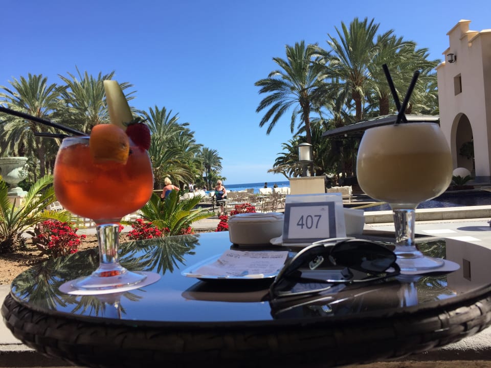Cocktails auf der Hotelterrasse Lopesan Costa Meloneras, Resort & Spa