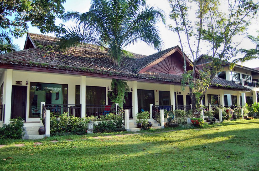 Blick auf den Reihenbungalow mit Zimmern Hive Khaolak Beach Resort