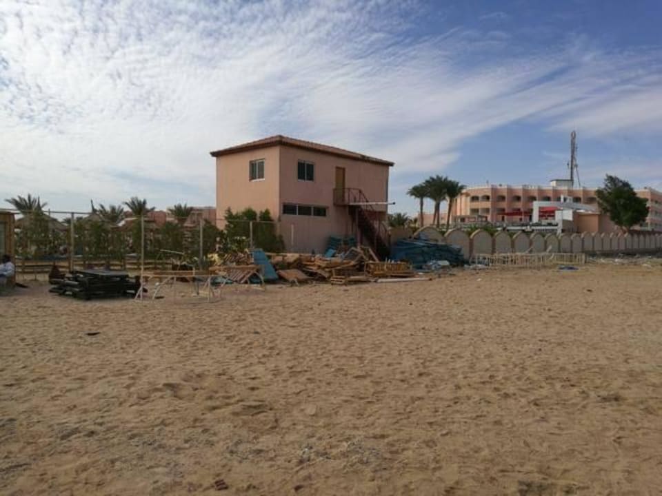Direkt am Hotel Tor vom Strand Nicht schön Beach Albatros Resort