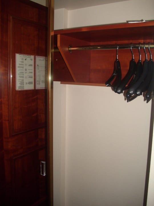 Großer Kleiderschrank mit Spiegeltür   Premier Inn Passau Weißer Hase