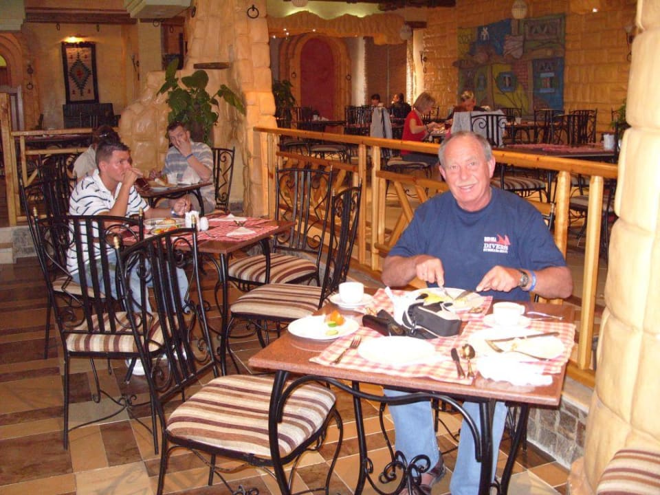 Gemütlichkeit und Stil im Restaurant Pickalbatros Alf Leila Wa Leila Resort - Neverland Hurghada