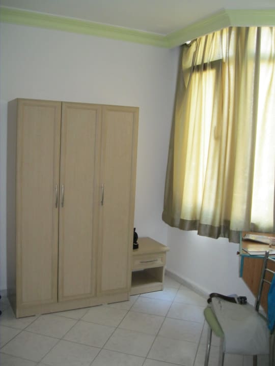 Ein Teil des Schlafzimmers mit Schminkspiegel Aparthotel Kleopatra Tower