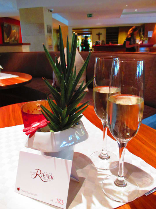 Willkommenssekt bei Anreise Rieser Achensee Resort