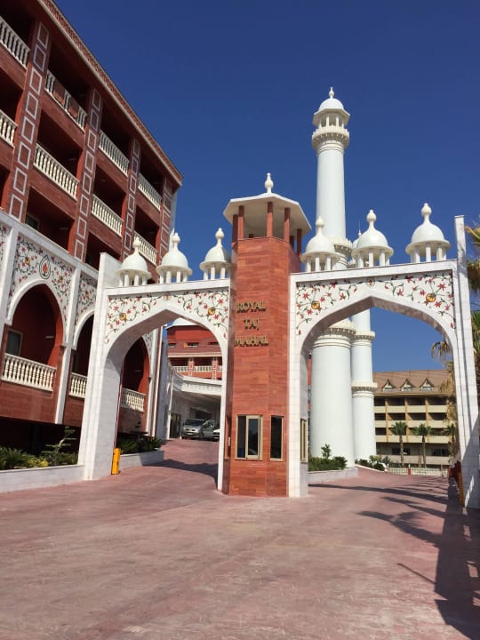 Vor dem Hotel Royal Taj Mahal Hotel