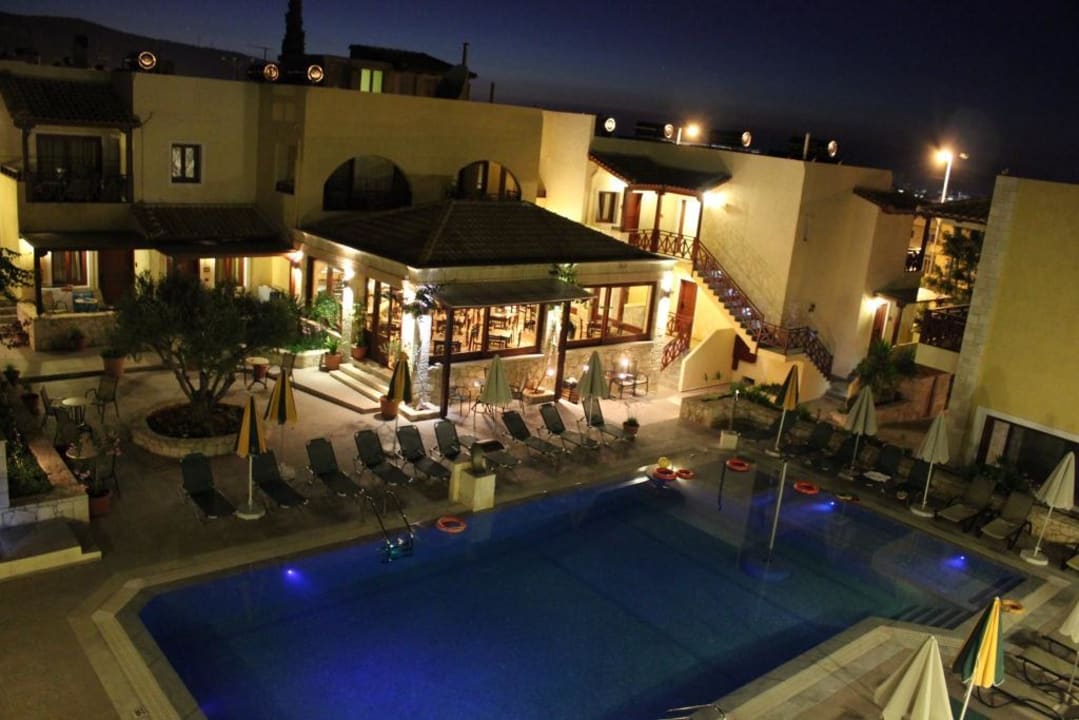 Ausblick Zimmer 811 auf Pool und ital. Restaurant Hotel Cactus Village