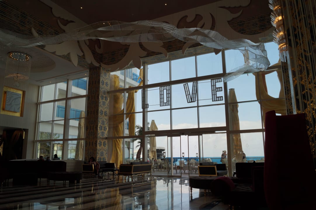 Lobbybereich zur Aussenterrasse Azura Deluxe Resort & Spa Hotel