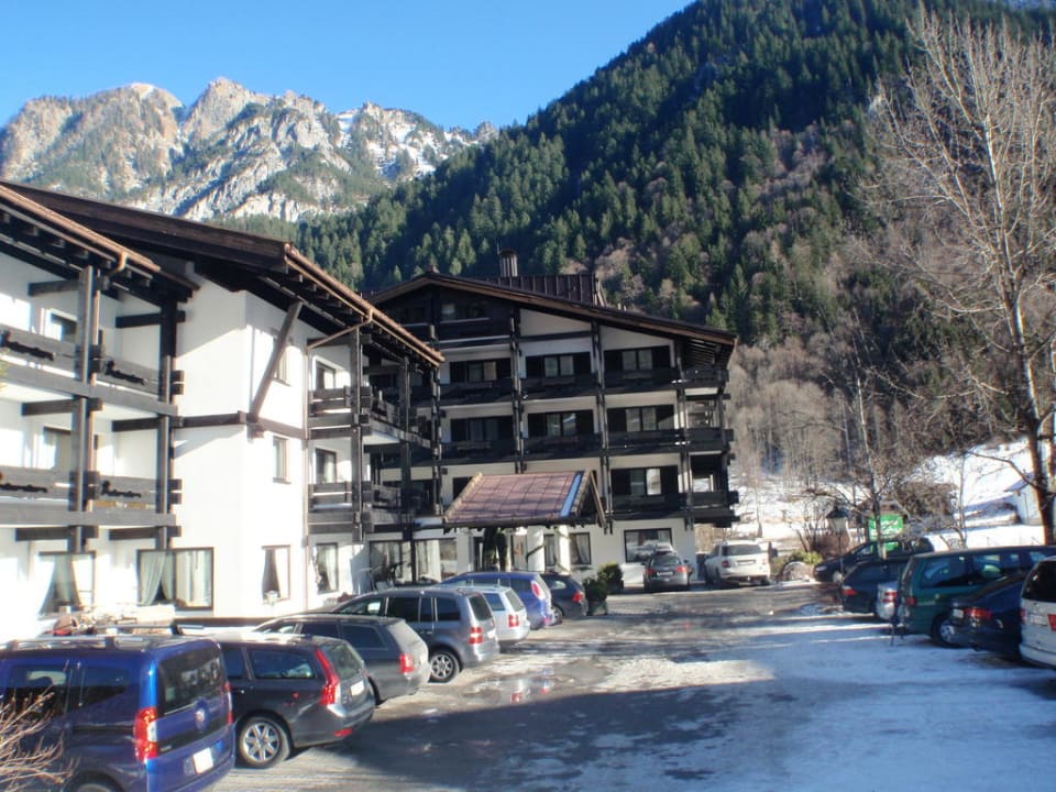 Außenansicht und Parkplatz Sporthotel Beck