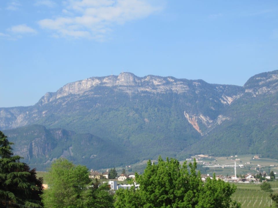Blick zum Bozener Tal, oberhalb Sigmundskron Hotel Garni Weingut