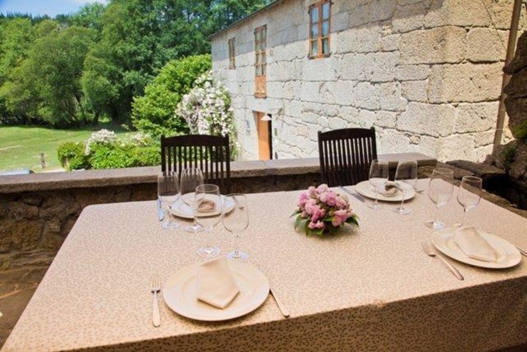 Mesa al aire libre del Restaurante Fervenza Rusticae Hotel Fervenza