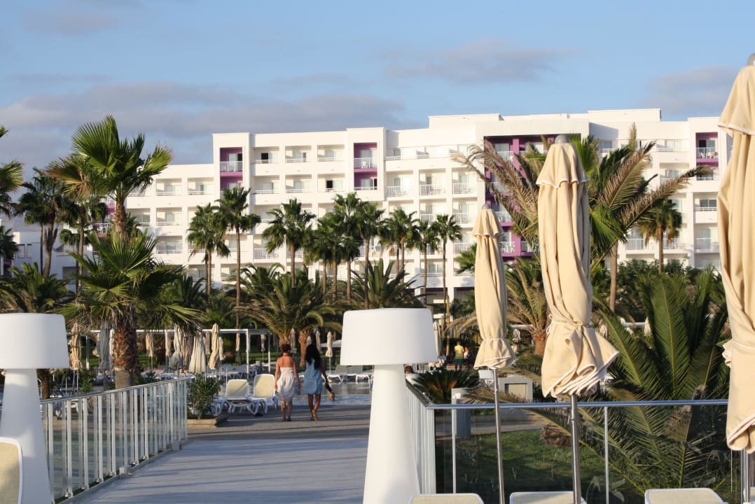 Hotelfront mit Blick über den Pool Hotel Riu Gran Canaria