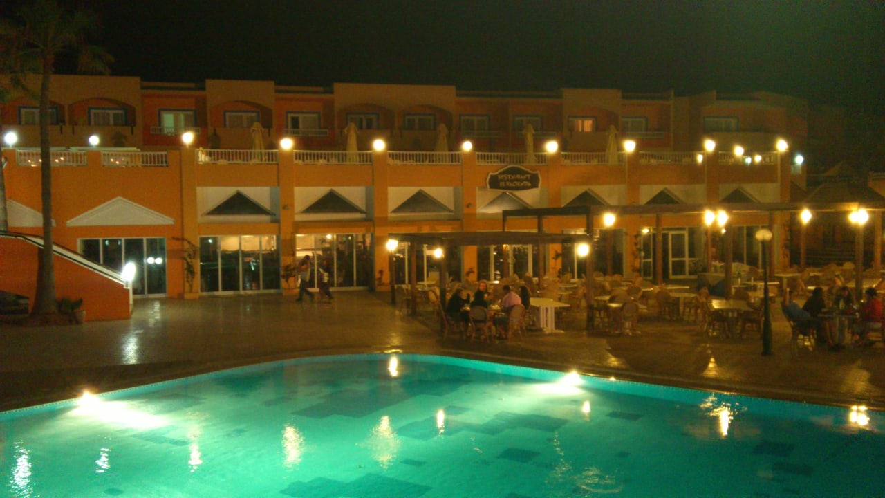 Pool und Restaurant am Abend Caribbean World Thalasso Djerba