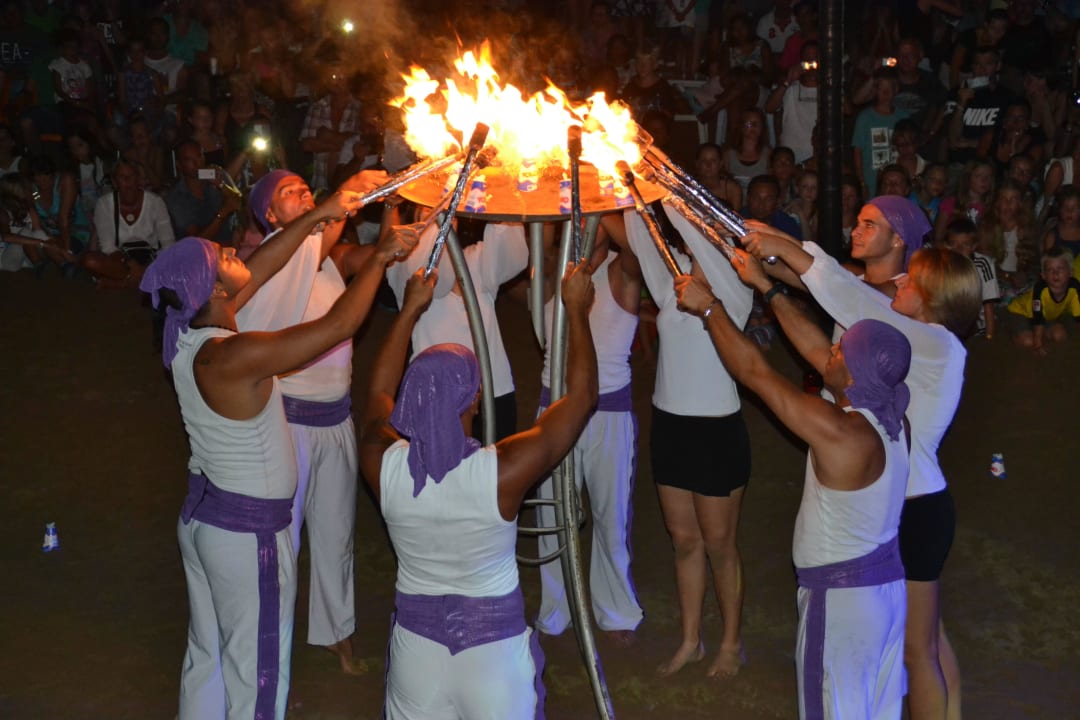 Feuershow bei der Strandparty Hane Family Resort