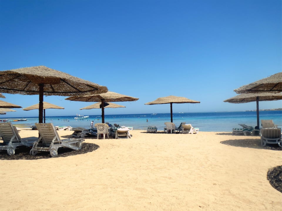 Riesiger Abstand zwischen den Schirmen, einmalig! Fort Arabesque Resort, Spa & Villas