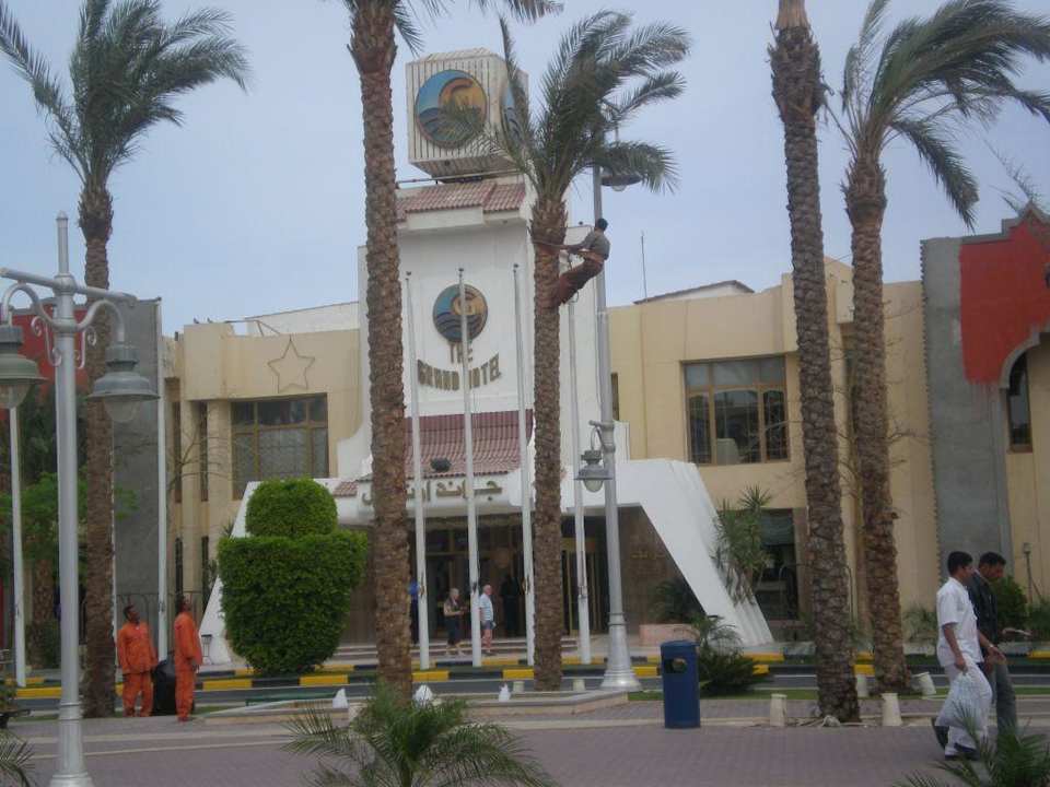 Eingang mit Mann auf Palme The Grand Hotel Hurghada