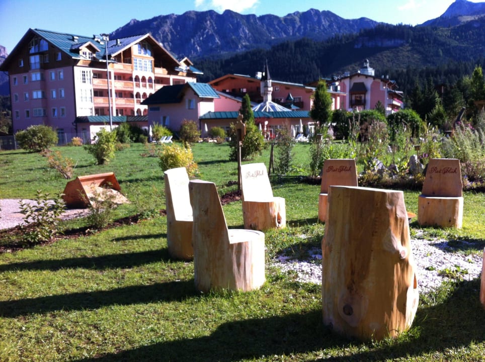 Im Garten Wellnesshotel ...liebes Rot-Flüh