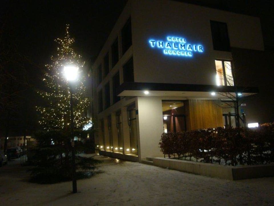Winterliche Hotelfrontansicht mit Christbaum Hotel Thalmair