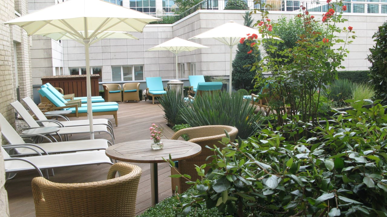 Außenbereich der Poolanlage Grand Elysée Hamburg