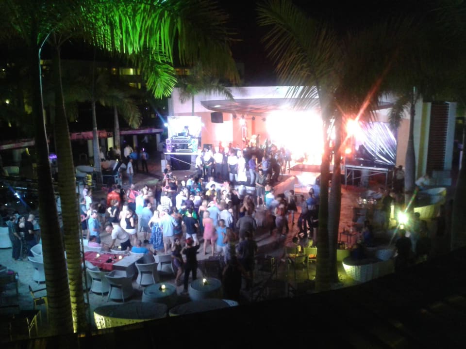 "Mega Dance Party" Breathless Punta Cana Resort & Spa (Uvero Alto